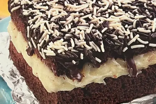 Foto ilustrativa de uma receita pronta de Bolo Dois Brigadeiros