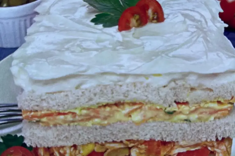 Foto ilustrativa da receita de Bolo gelado de frango e cenoura