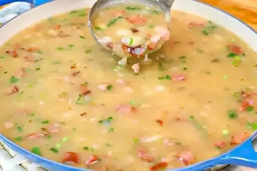 Foto ilustrativa de uma receita pronta de Caldo De Mandioca