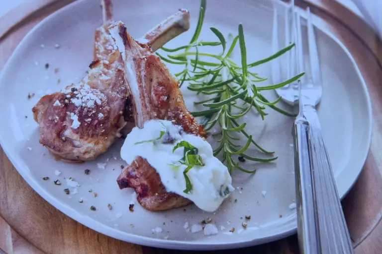 Foto ilustrativa da receita de Carré de cordeiro com molho de iogurte