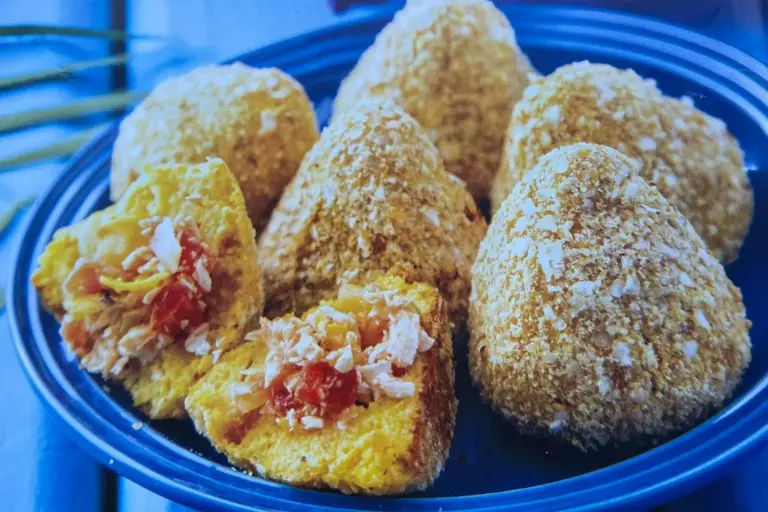 Foto ilustrativa da receita de Coxinha com massa de batata-doce e recheio de frango e coalhada seca
