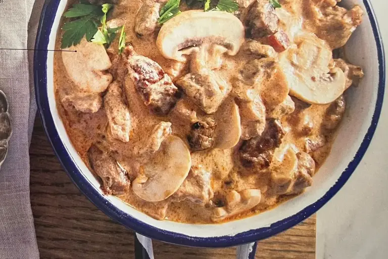 Foto ilustrativa da receita de Estrogonofe clássico