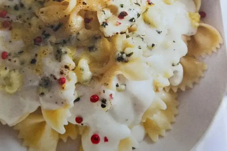 Foto ilustrativa da receita de Farfalle ao molho de gozonzola e parmesão