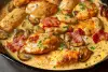 Foto ilustrativa de uma receita pronta de Frango com Mostarda, Bacon e Cogumelos