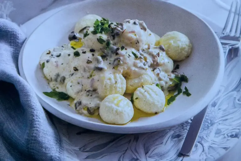 Foto ilustrativa da receita de Nhoque de ricota com fonduta de queijo e shiitake