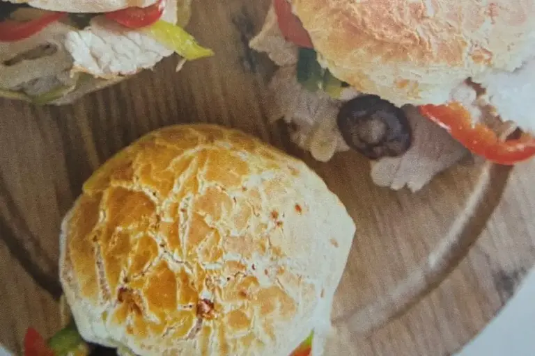 Foto ilustrativa da receita de Pão de queijo recheado com carne