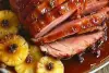 Foto ilustrativa de uma receita pronta de Pernil assado com abacaxi