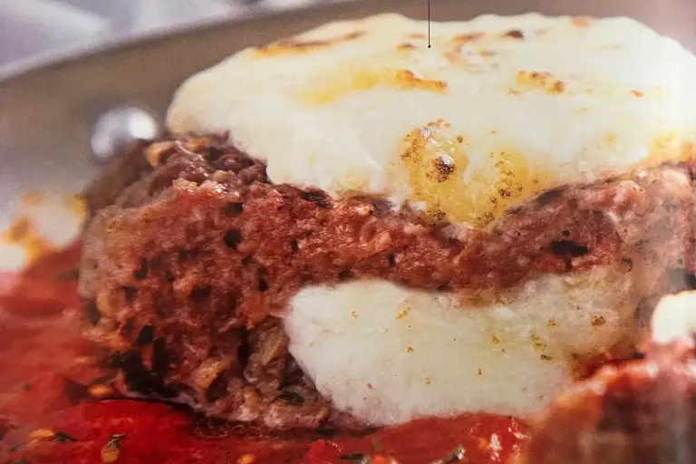 Foto ilustrativa da receita de Polpetone gratinado recheado de muçarela