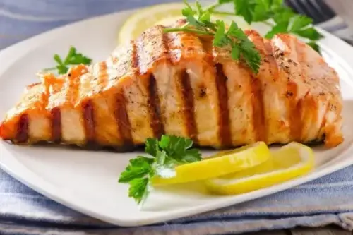 Foto ilustrativa de uma receita pronta de Salmão E Coentro